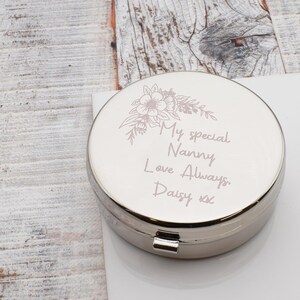 Könnte beinhalten: Ein silberner Kompakt-Spiegel mit einem floralen Design und der Inschrift "My special Nanny Love Always. Daisy xx".