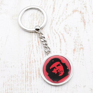 Beautifully Made Che Guevara Design Round Keyring with Personalised Engraved Short Message on Back