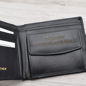 Cartera de cuero genuino negra con diseño de banderas a cuadros de F1 personalizadas con caja de regalo grabada opcional imagen 2