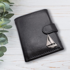 Cartera de piel auténtica negra con diseño de mapa de yate de vela de peltre, personalizada con texto propio.