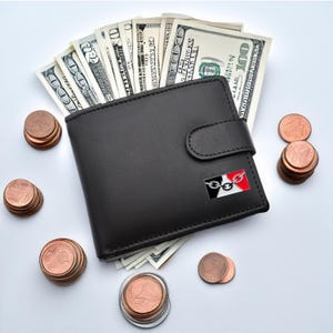 Cartera de cuero genuino negro con diseño de bandera de Black Country Chains con caja de regalo grabada opcional