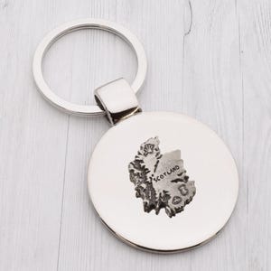 Schöne Zinn Karte von Schottland Design mit speziellen personalisierten gravierten Nachricht Schlüsselring in einer Geschenkbox präsentiert