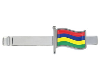 Une pince à cravate argentée représentant le drapeau de l'île Maurice, présentée dans une boîte chromée personnalisée