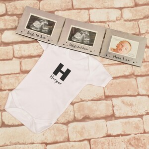 Personalisiert mit Namen Baby Grow Set inklusive Triple Aluminium Baby Frame 1.Scan 2. Scan Here I am..... Schönes Neugeborenes Geschenk! FA548