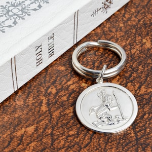 Porte-clés Saint-Christophe gravé en argent sterling 925 fabriqué en anglais, présenté dans une boîte cadeau noire