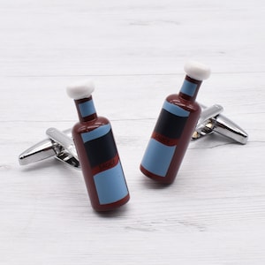 Leuke manchetknopen met bruine saus, gepresenteerd in een gepersonaliseerde gegraveerde manchetknopendoos