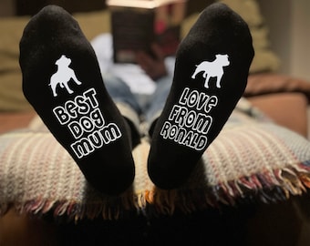 Personnalisées avec le nom et la race du chien, les meilleures chaussettes pour maman sont un cadeau idéal pour la fête des mères.