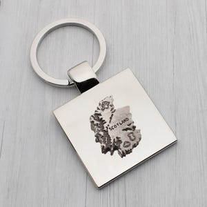 Schöne Zinn Karte von Schottland Design mit speziellen personalisierten gravierten Nachricht Schlüsselring in einer Geschenkbox präsentiert
