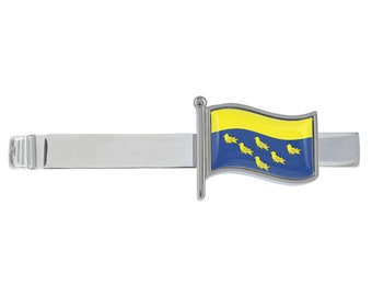 Pince à cravate argent drapeau ondulé du West Sussex présenté dans une boîte chromée personnalisée