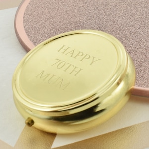 Gepersonaliseerd met leeftijd en naam Happy birthday stijlvol Drie compartiment gouden pillenpot.