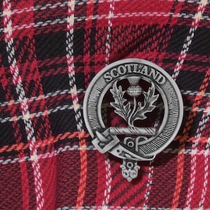 Insignia de clan de peltre de fabricación inglesa con cardo escocés y caja de regalo personalizada