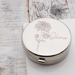Wunderschön gravierte November-Geburtstags-Blume mit personalisiertem Namen Pillentopf mit Zwei Fächern & Handy Spiegel.