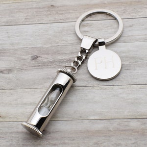 Diamant graviert mit personalisierten Initialen & Kurznachricht Sanduhr-Schlüsselanhänger in einer Geschenkbox präsentiert