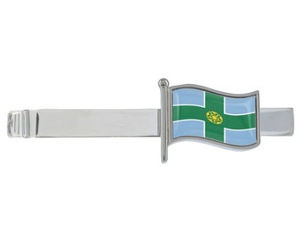 Pince à cravate argentée Derbyshire Wave Flag présentée dans une boîte chromée personnalisée