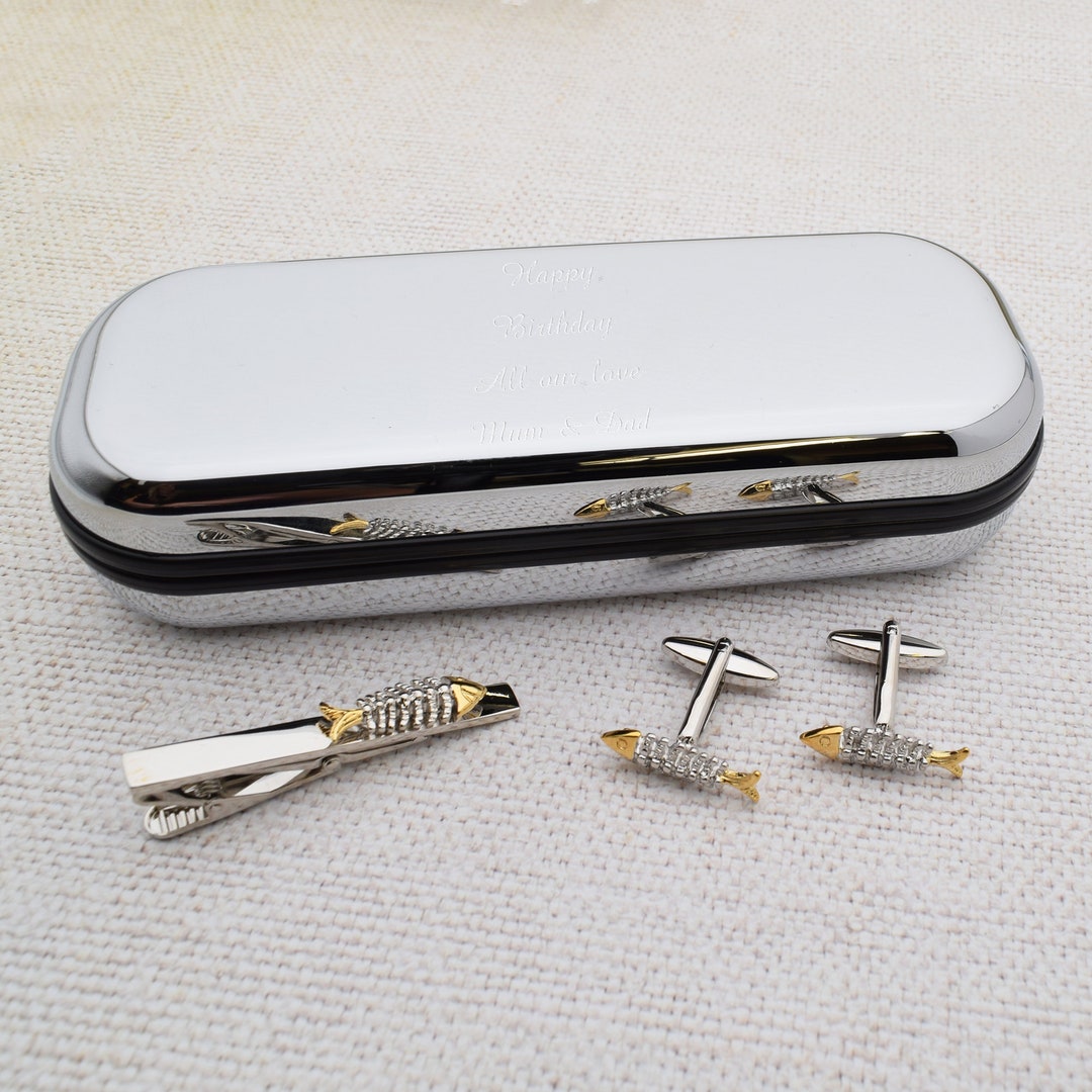 魚の骨のネクタイピンとカフスボタンのセット、刻印入りの個人用