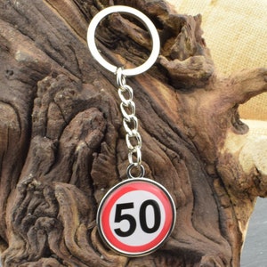 50 周年記念速度制限道路標識、背面にオプションで彫刻できるシルバー キーリング。