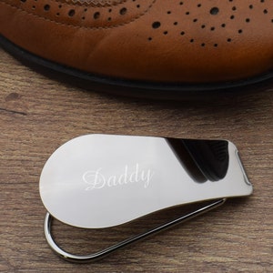Calzador de plata grabable. ¡Un gran regalo para caballeros! Presentado en una bolsa de terciopelo