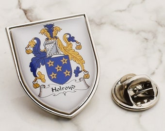 Pin de solapa personalizado con escudo de armas de la familia, presentado en una caja de regalo.