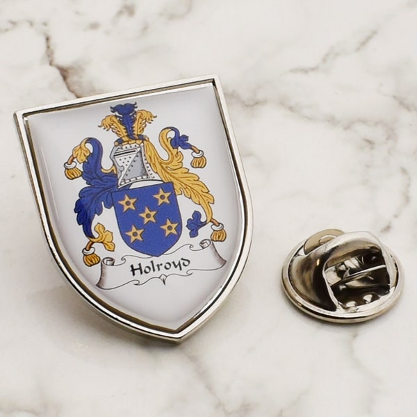 Personalisierte Familienwappen Revers Pin in einer Geschenkbox präsentiert.