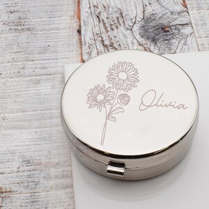 Wunderschön gravierte September Geburtstagsblume mit personalisiertem Namen Pillentopf mit Zwei Fächern & Handy Spiegel.