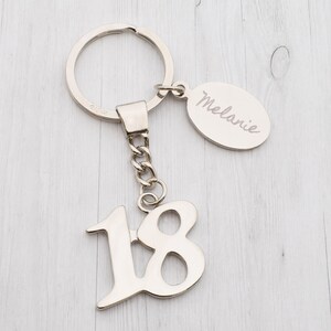 Personalizowany grawerowany brelok na 18. urodziny w aksamitnym woreczku