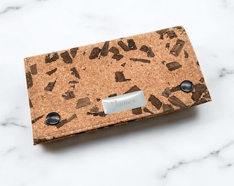 Bolsa de tabaco y portapapeles de corcho con diseño de virutas de madera, personalizada con nombre o iniciales