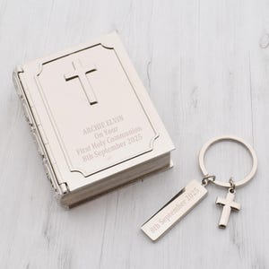 Boîte à bijoux personnalisée en forme de bible en acier inoxydable avec belle étiquette gravée et porte-clés en croix