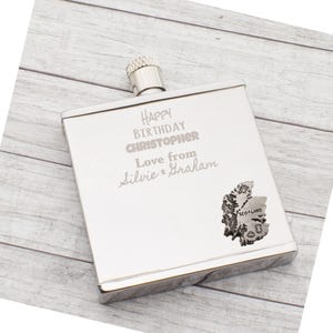 Petaca cuadrada fina de 2 oz, hecha en peltre, con diseño de mapa de Escocia. Personalizada con mensaje. Presentada en una caja de regalo.