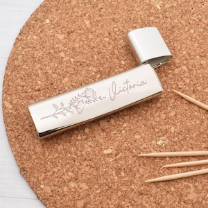 Prachtig gegraveerde bloem en gepersonaliseerde metalen tandenstokerhouder met naamontwerp, verpakt in etui