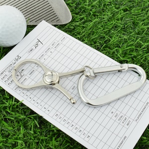 Grabado con el titular de la tarjeta de puntuación inicial de los golfistas en el mosquetón XGA001