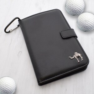 Motif chameau en étain | Organiseur de golf personnalisé en similicuir | Livré avec un réparateur de divot, un marqueur, des tés, une carte de pointage et des crayons