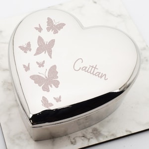 Wunderschön graviert personalisiert mit Name & Schmetterling Design | Silber Herzförmige Trinket Box