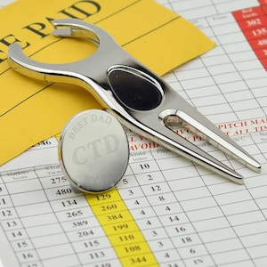Gepersonaliseerd met initialen Best Dad by Par Polished Golf Pitch Mark Repairer en Ball Marker XFH002