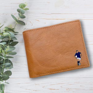 Cartera de cuero genuino color canela con diseño de futbolista deportista personalizado en azul con caja de regalo grabada opcional