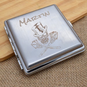 Personalizado con nombre Calavera y naipes Estuche para cigarrillos King Size de metal cepillado grabado