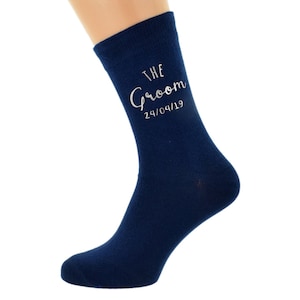 Può includere: Calze blu navy con il testo "THE GROOM 24/04/19" in lettere argentate.