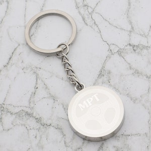 Prachtig gegraveerd chroom zilveren sleutelhanger met stuurwielontwerp & uw eigen gepersonaliseerde initialen