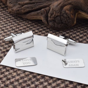 Gemelos con mensajes sentimentales ocultos grabados personalizados en diseño de sobre en caja cromada