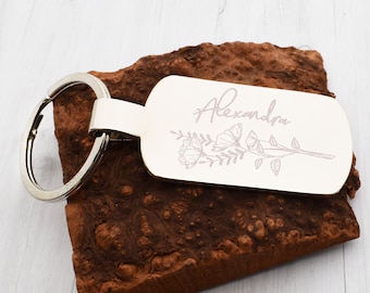 Llavero rectangular personalizado con diseño floral grabado, presentado en caja de regalo