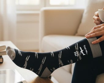 Calcetines unisex de tejido azul marino oscuro y gris con diseño de avión "Confía en mí, soy piloto", talla 5-12