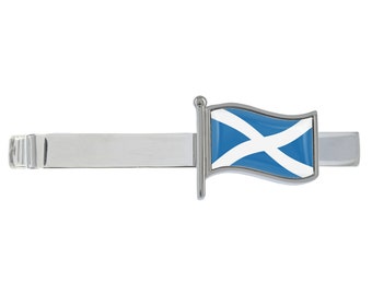 Pince à cravate argentée drapeau ondulé de l'Ecosse présentée dans une boîte chromée personnalisée