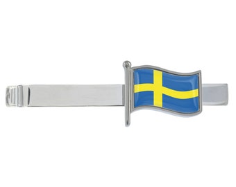 Pince à cravate argentée représentant le drapeau de la Suède, présentée dans une boîte chromée personnalisée
