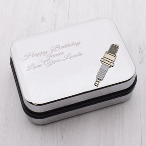 Può includere: Scatola regalo argentata con un design a forma di candela e la scritta "Happy Birthday Jamie Love You Loads".