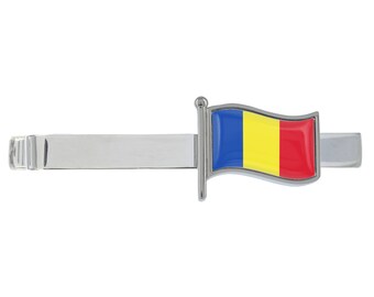 Pince à cravate argentée représentant le drapeau de la Roumanie, présentée dans une boîte chromée personnalisée