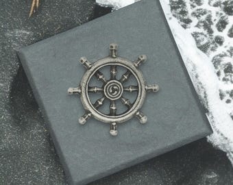 Spilla da bavero in peltro fatta a mano con la Ruota del Dharma, presentata in una scatola