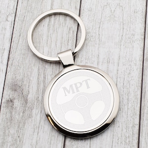 Llavero plateado cromado bellamente grabado con diseño de volante y sus propias iniciales personalizadas