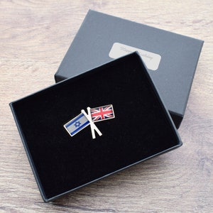 Zeigen Sie Ihre Unterstützung Israel & Vereinigtes Königreich Twin Flag Anstecknadel in gravierter personalisierter Präsentationsbox