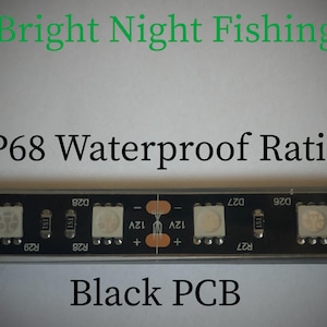 Puede incluir: Primer plano de una placa de circuito impreso negra (PCB) con una tira de luces LED. La tira tiene una clasificaci&oacute;n de impermeabilidad IP68 y est&aacute; etiquetada como "Bright Night Fishing".