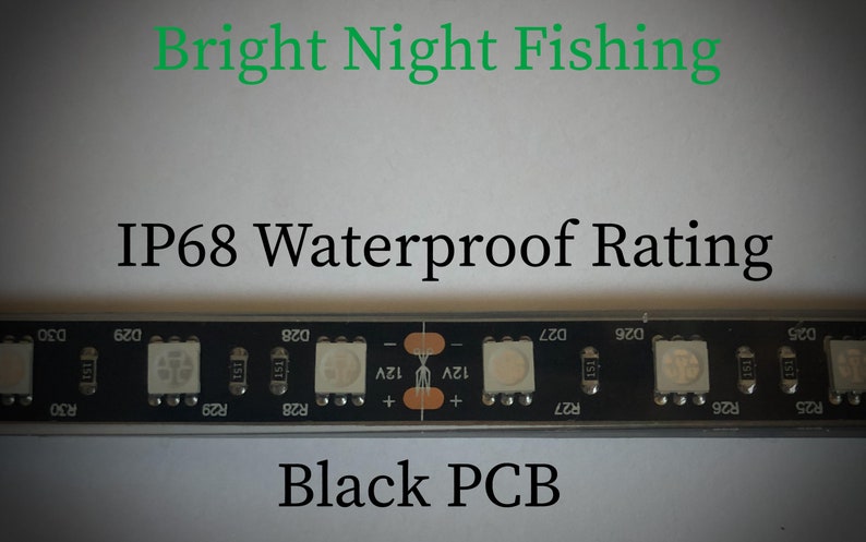 Puede incluir: Primer plano de una placa de circuito impreso negra (PCB) con una tira de luces LED. La tira tiene una clasificaci&oacute;n de impermeabilidad IP68 y est&aacute; etiquetada como "Bright Night Fishing".