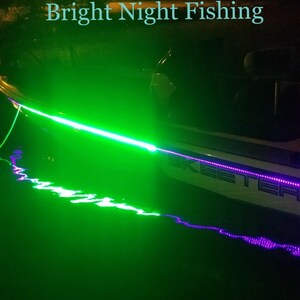 Puede incluir: Un barco con luces LED verdes y moradas iluminando el agua por la noche. El barco tiene la palabra "SKEETER" impresa en el lateral. El texto "Bright Night Fishing" se muestra sobre el barco.